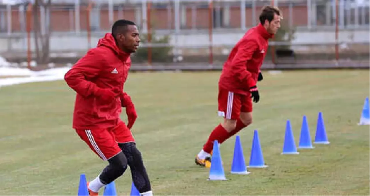 Sivasspor\'da Robinho İlk Antrenmanına Çıktı