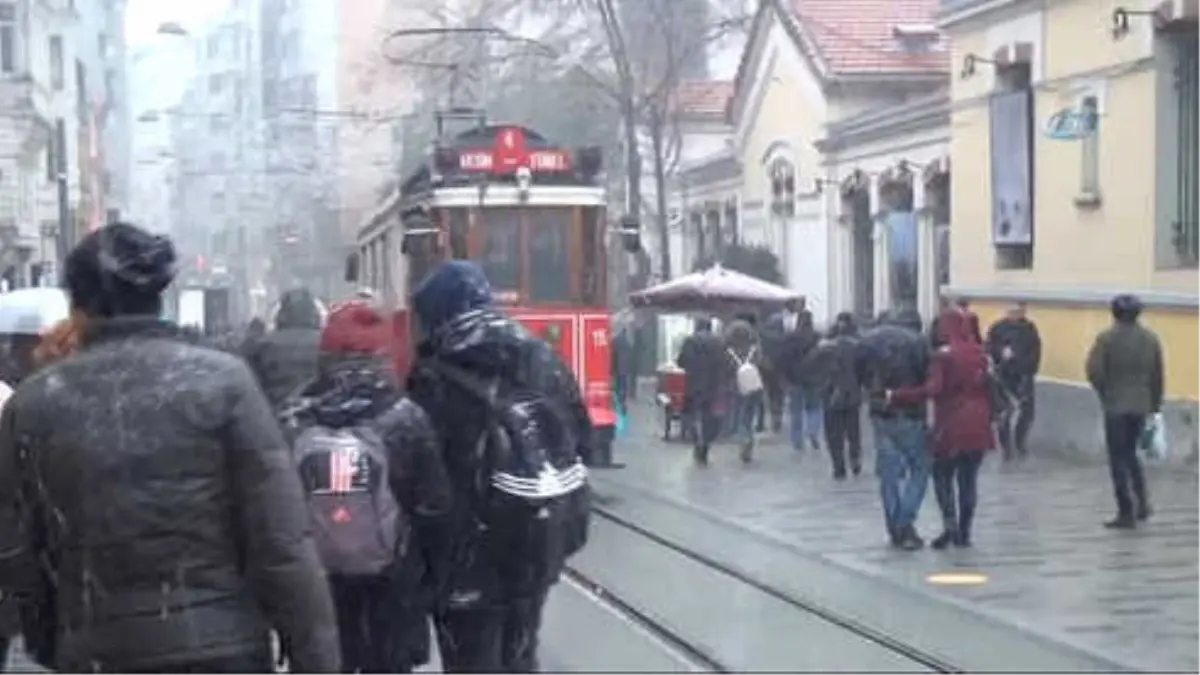 Taksim\'de Bir Yanda Kar Diğer Yanda Güneş