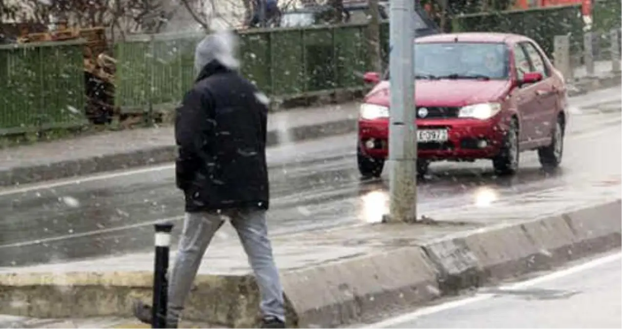 Ünlü Meteorolog, Saat Vermişti! İstanbul\'da Beklenen Kar Yağışı Başladı