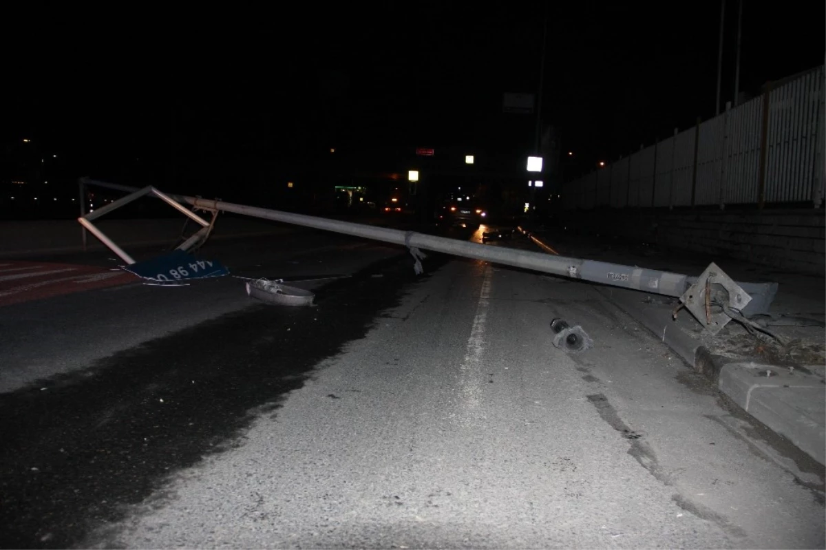 Zeytinburnu\'nda Kaza Yapan Araç Dubaları Biçti