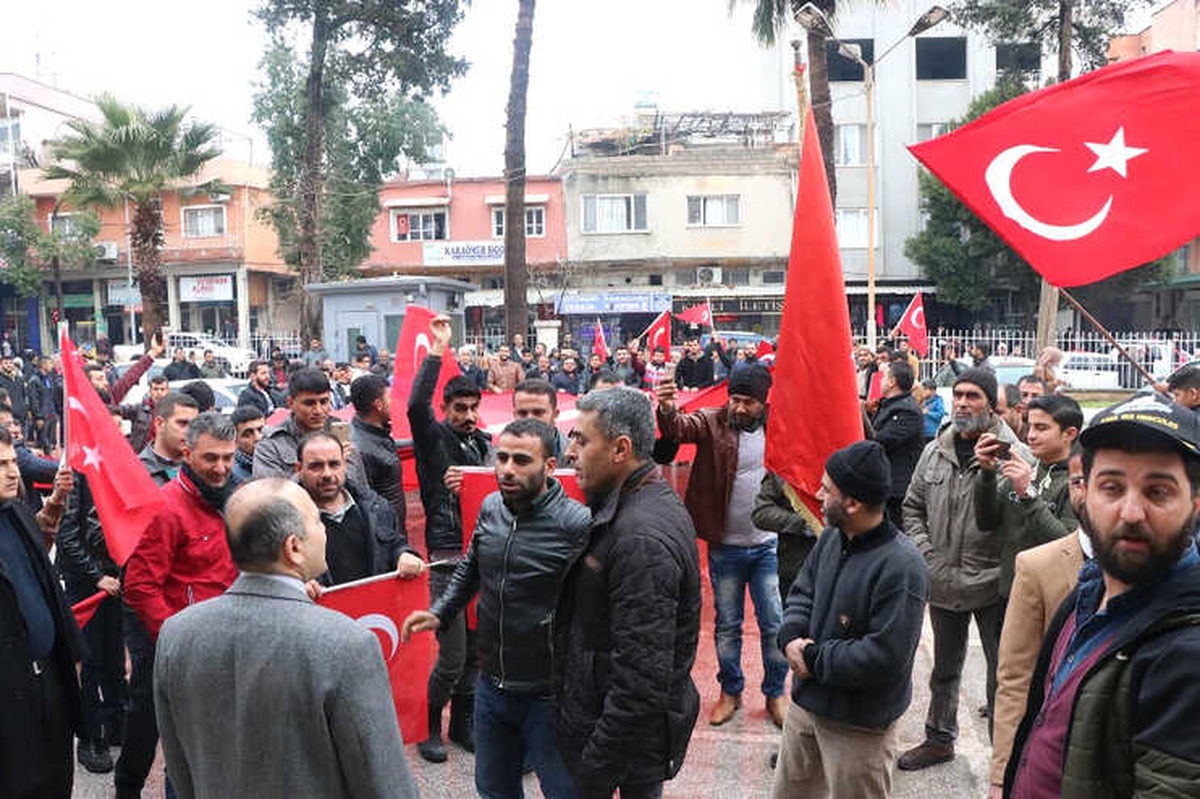 40 Araçlık Konvoyla Gelip Askerlik Şubesine Başvurdular