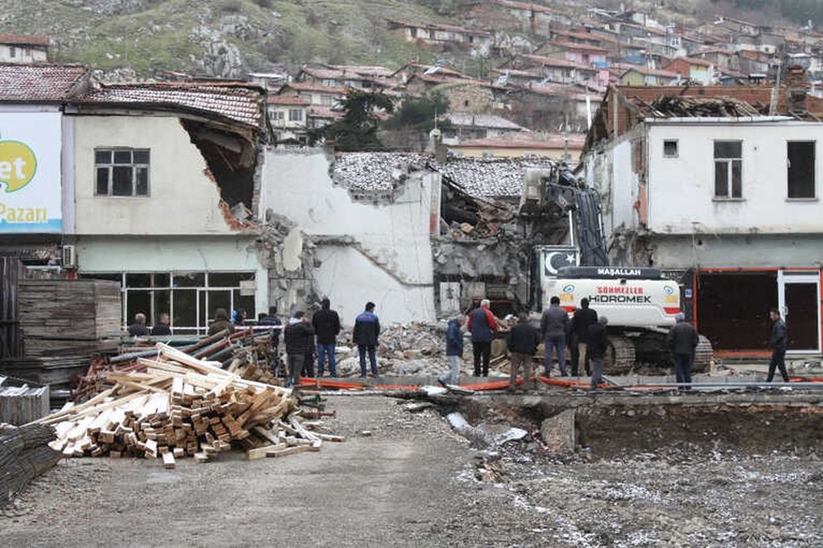 Akrabalarına Yardıma Gitti, Yıkılan Duvarın Altında Can Verdi