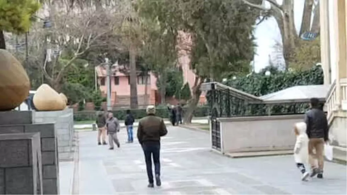 Alkol Alıp Yoldan Geçenlere Sataştı, Polisi Görünce İnkar Etti