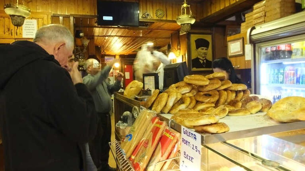 Aracıyı Kaldıran Fırıncı Ekmeği de Simidi de 75 Kuruşa İndirdi