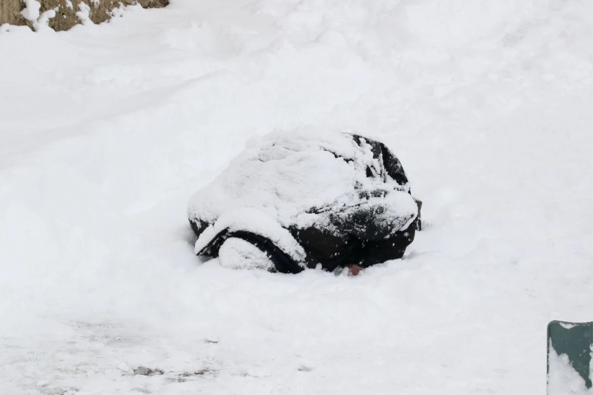 Bir Kişi Sokakta Kar Altında Ölü Bulundu
