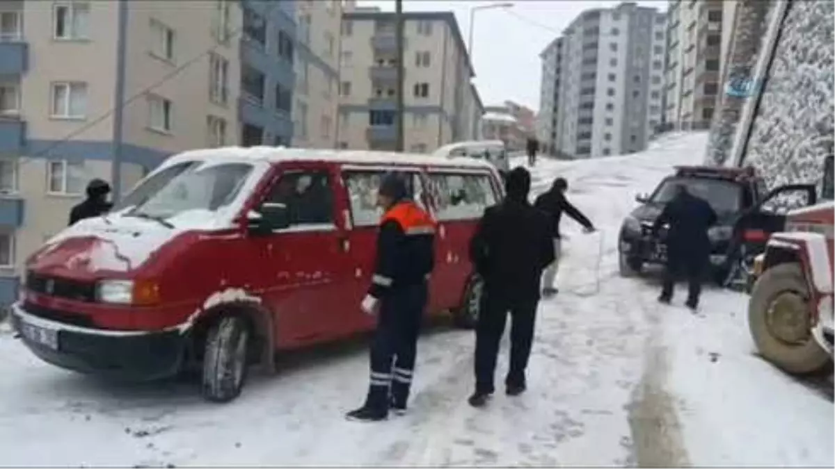 Buzlanmanın Oluştuğu Yolda Kayan Araç İstinat Duvarının Kenarında Güçlükle Durabildi