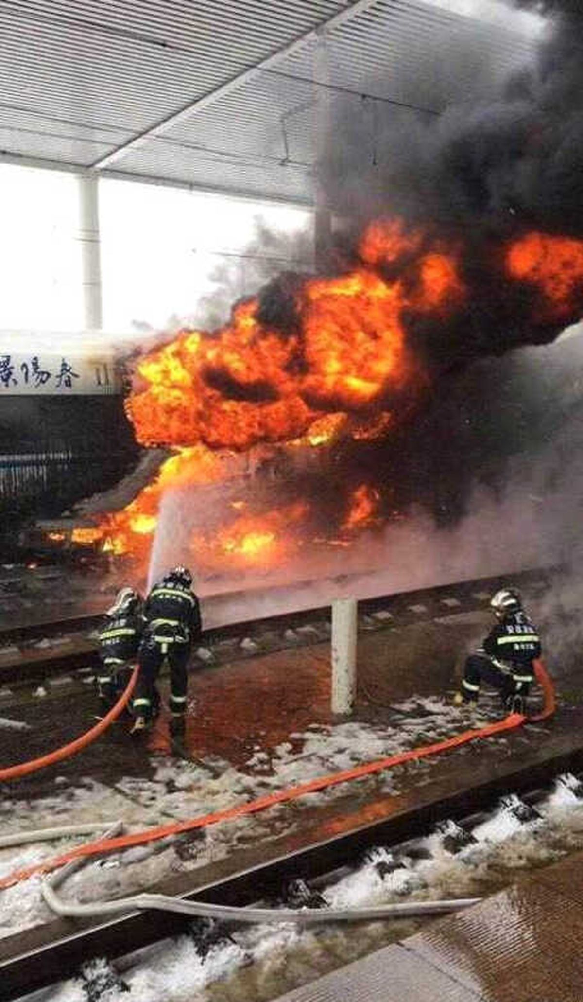Çin\'de Hızlı Tren Alev Aldı