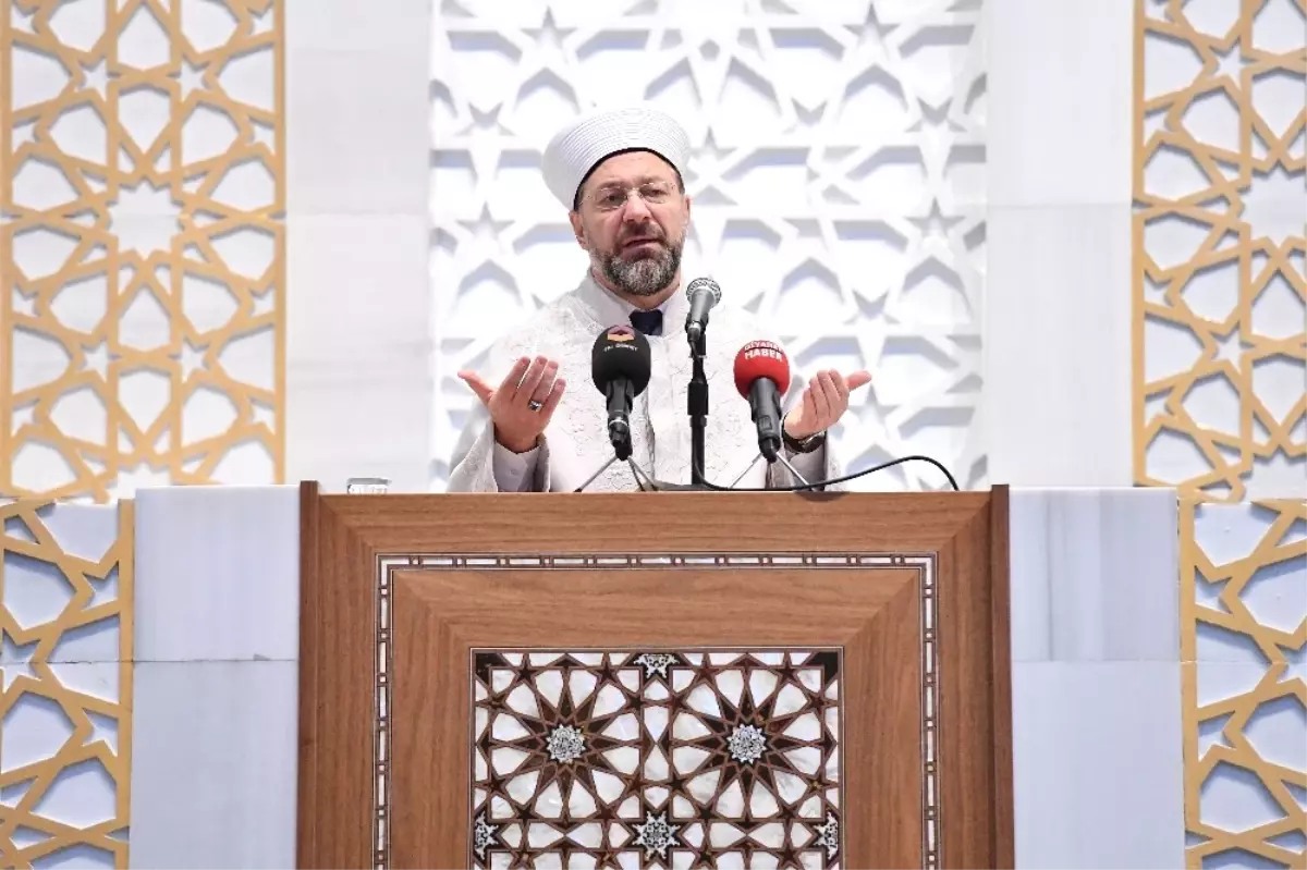 Diyanet İşleri Başkanı Erbaş, Gençlerle Birlikte Mehmetçiğe Dua Etti