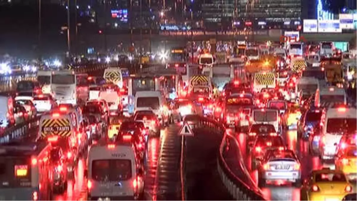 İstanbul\'da Kar : Trafik Yoğunluğu Yüzde 76 Seviyesinde