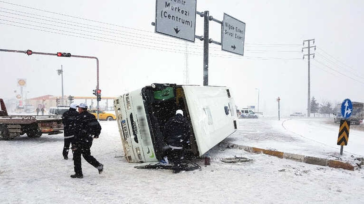 Kar Yağışı ve Buzlanma Kazaya Neden Oldu: 10 Yaralı