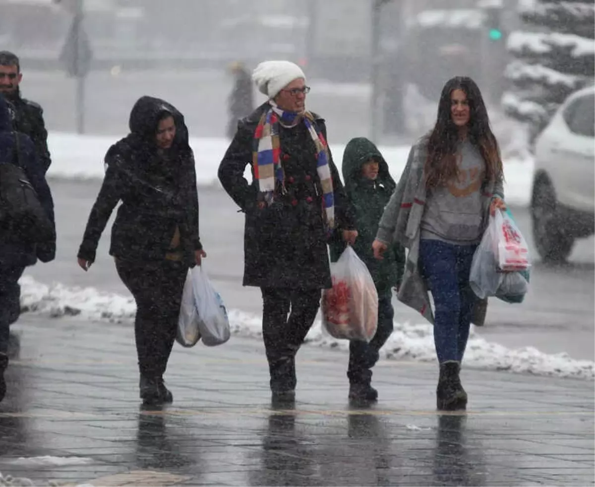 Kayseri\'de Kar Yağışı Devam Ediyor