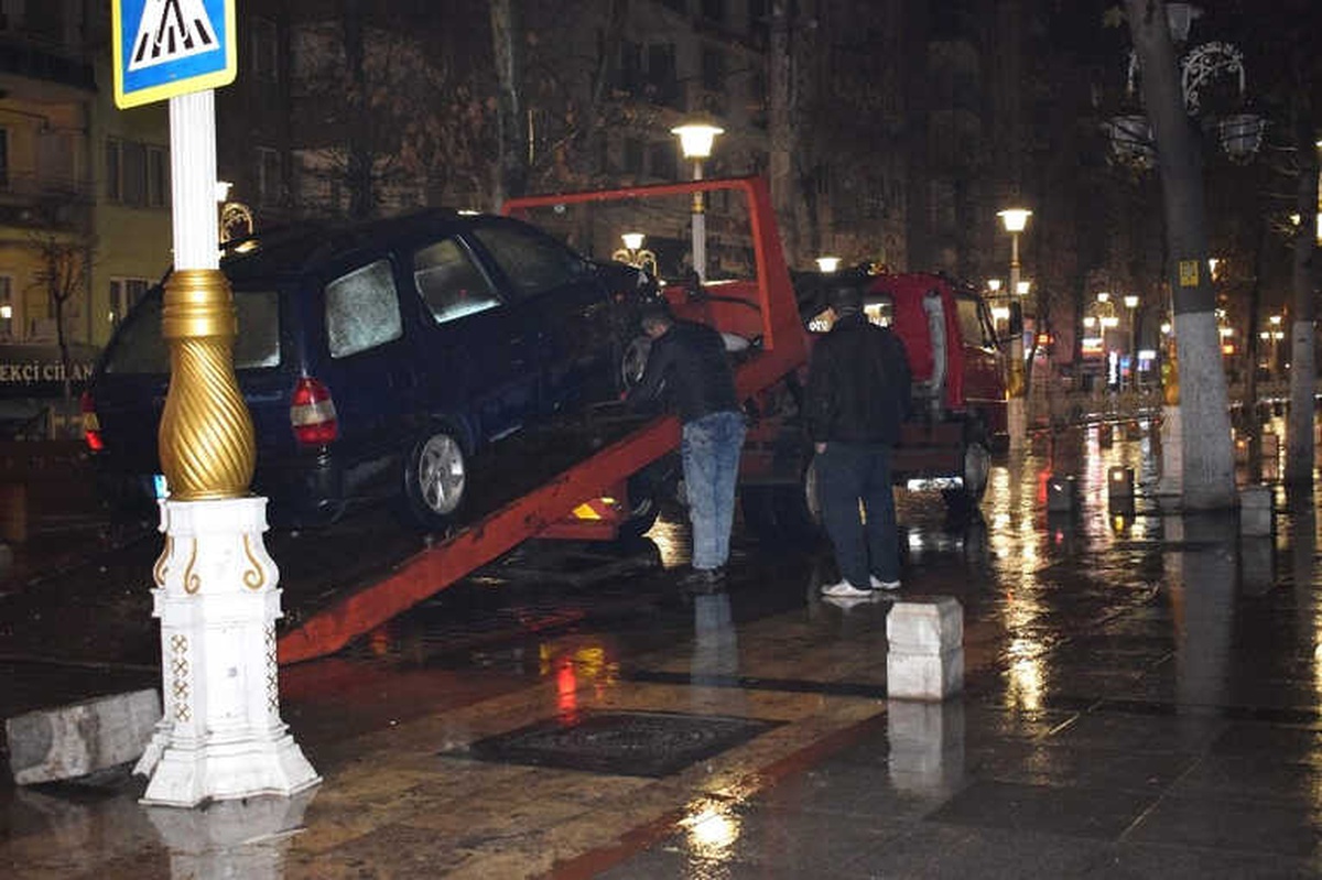 Kaza Yapan Sürücü Otomobilini Bırakıp Kaçtı