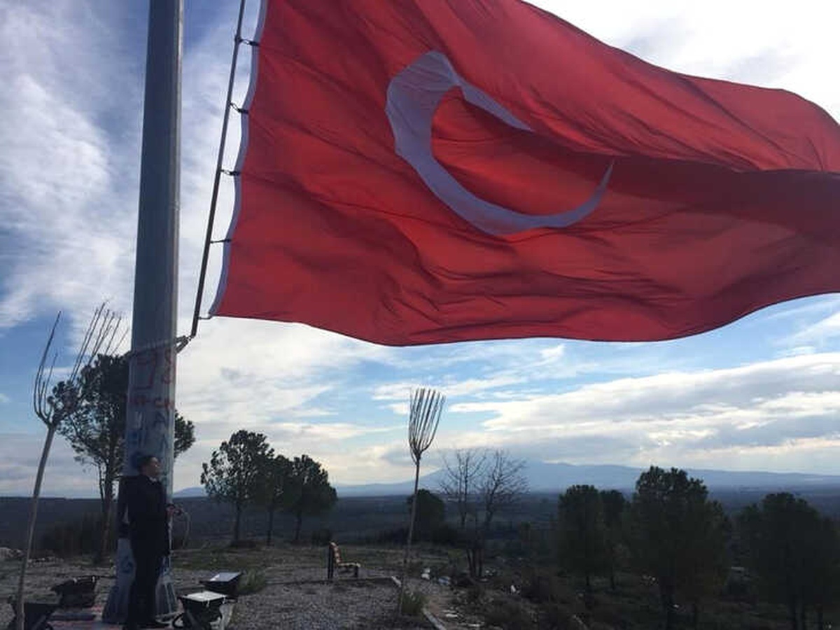 Kepenekli\'de Yıpranan Türk Bayrağı Yenilendi