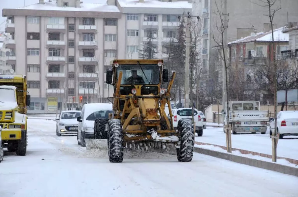 Kırşehir Belediyesi Kar Temizleme Çalışmalarını Sürdürüyor