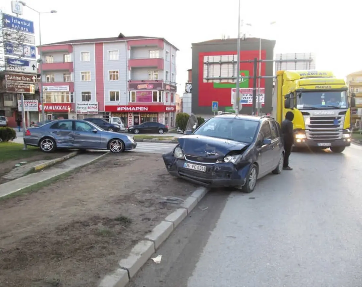 Kontrolsüzce Yola Çıkan Otomobille Karşı Yönden Gelen Otomobil Çarpıştı: 1 Yaralı