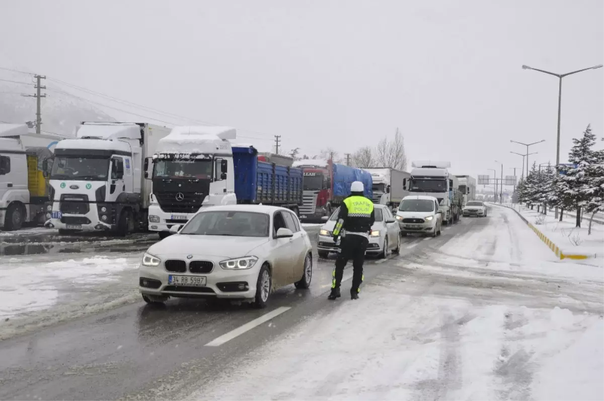 Konya- Antalya Karayolunda Trafiğe Kar Engeli