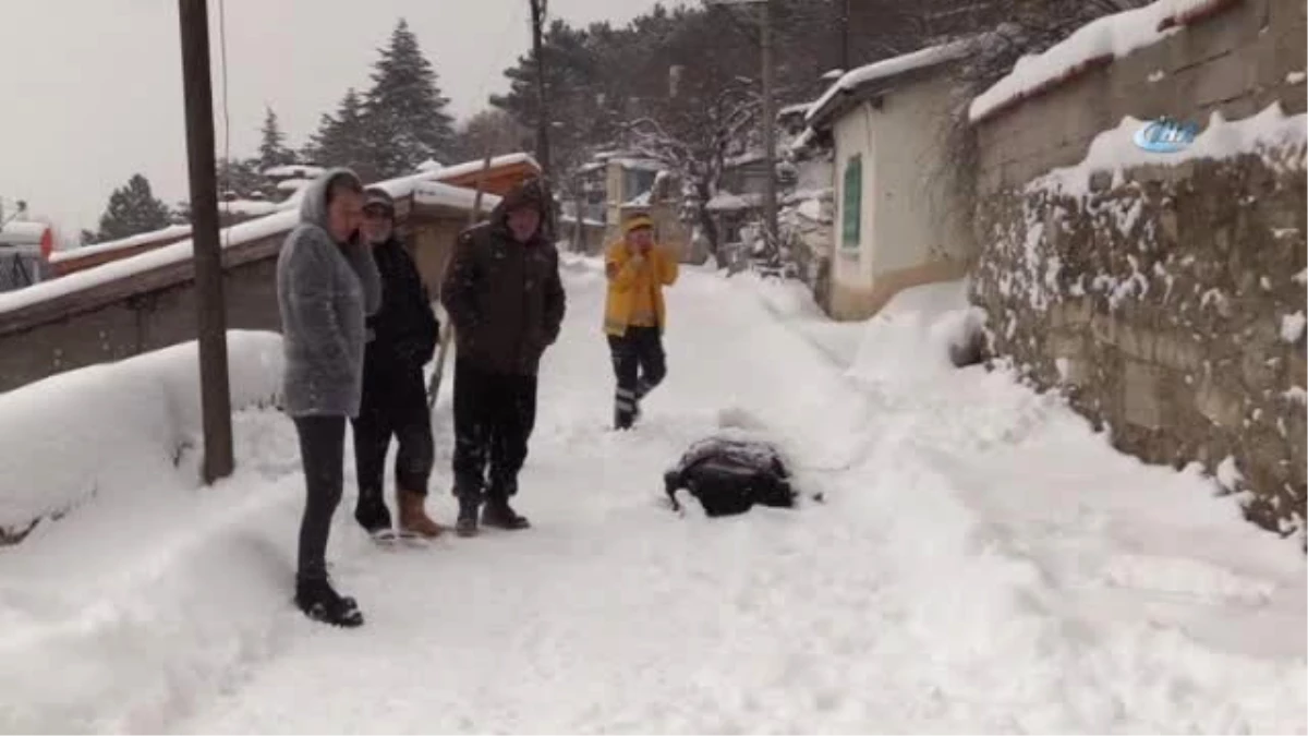 Konya\'da Bir Kişi Sokakta Kar Altında Ölü Bulundu