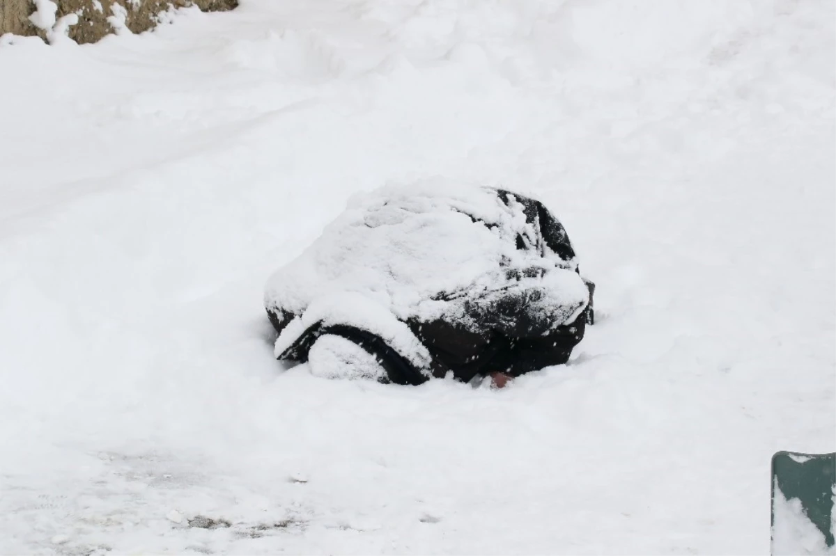 Konya\'da Bir Vatandaşın Cansız Bedeni, Karla Kaplı Yolun Ortasında Bulundu