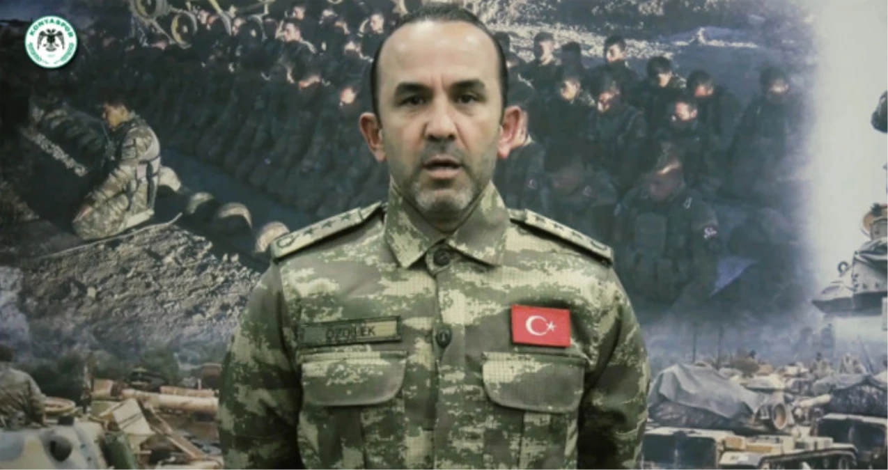 Konyaspor Teknik Direktörü ve Futbolcular, Mehmetçik Kıyafeti ile Afrin\'deki Askerlerimiz İçin Dua Etti