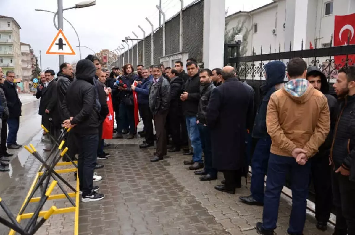 Malatya\'da Yaşayan Suriyeliler Gönüllü Askerlik İçin Başvuru Yaptı