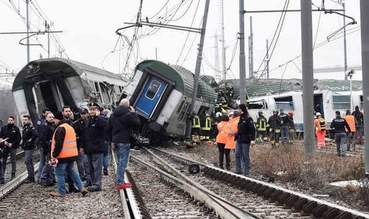 Milano Yakınlarında Tren Raydan Çıktı: 3 Ölü