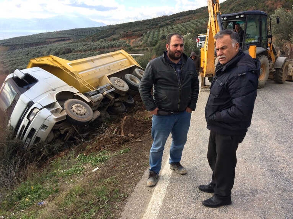 Otomobile Yol Vermek İsteyen Kamyon Şarampole Uçtu