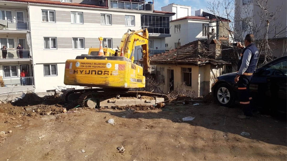 Pamukkale\'de Metruk Binalar Yıkılıyor