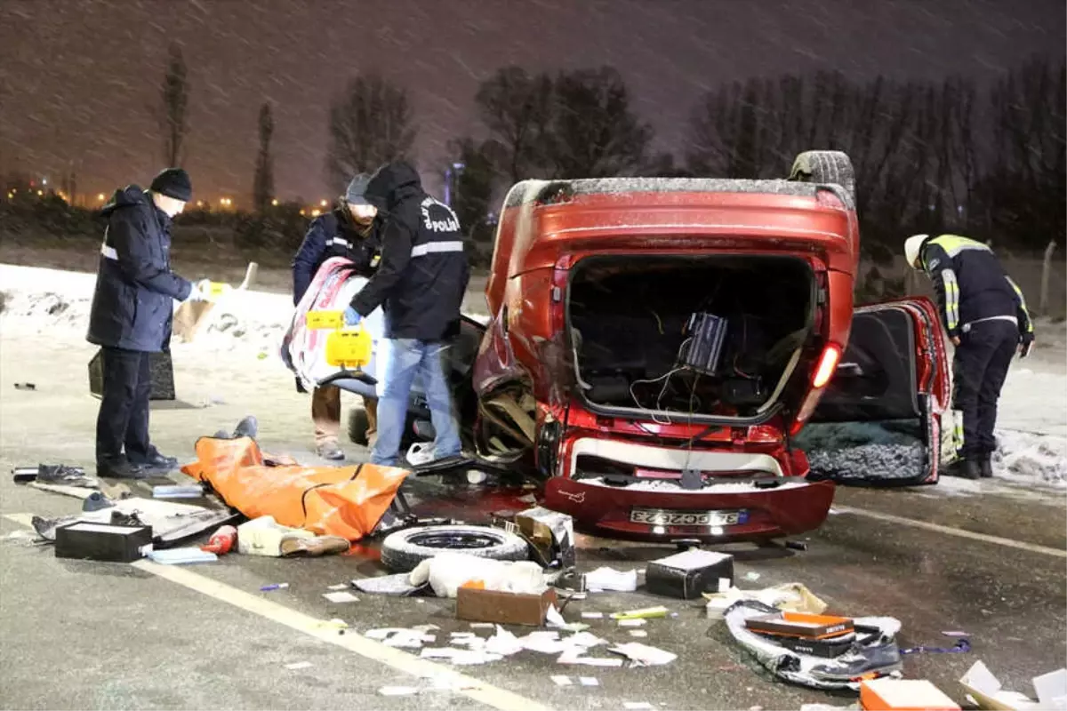 Buzlanma Nedeniyle Refüje Çarpıp Takla Atan Otomobil, 27 Yaşındaki Gence Mezar Oldu