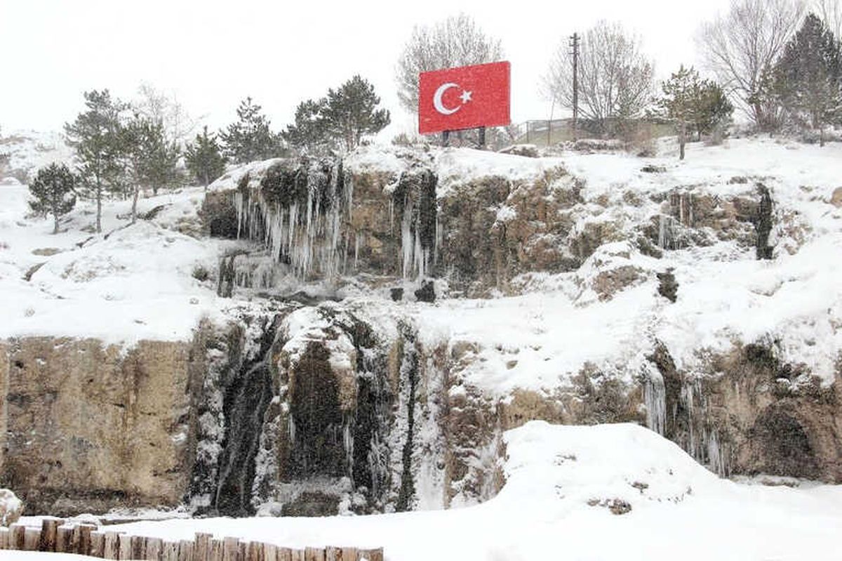 Sivas\'ta Şelale Buz Tuttu