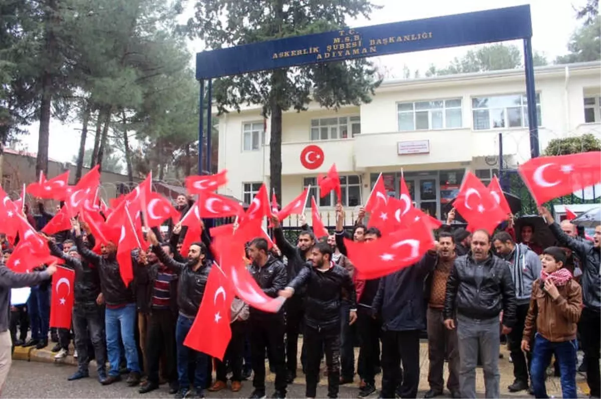 Suriyeliler Afrin\'de Gönüllü Asker Olmak Dilekçe Verdi