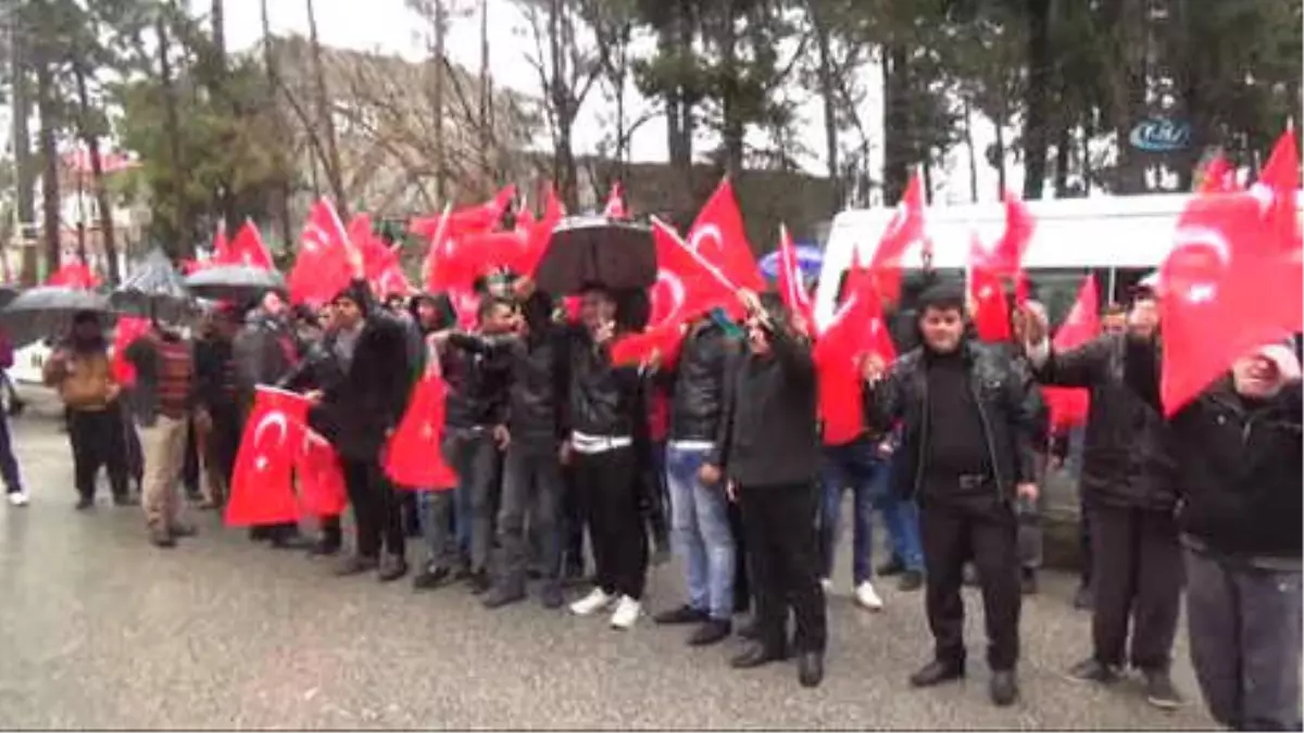 Suriyeliler Afrin\'de Gönüllü Asker Olmak İçin Askerlik Şubesine Dilekçe Verdi