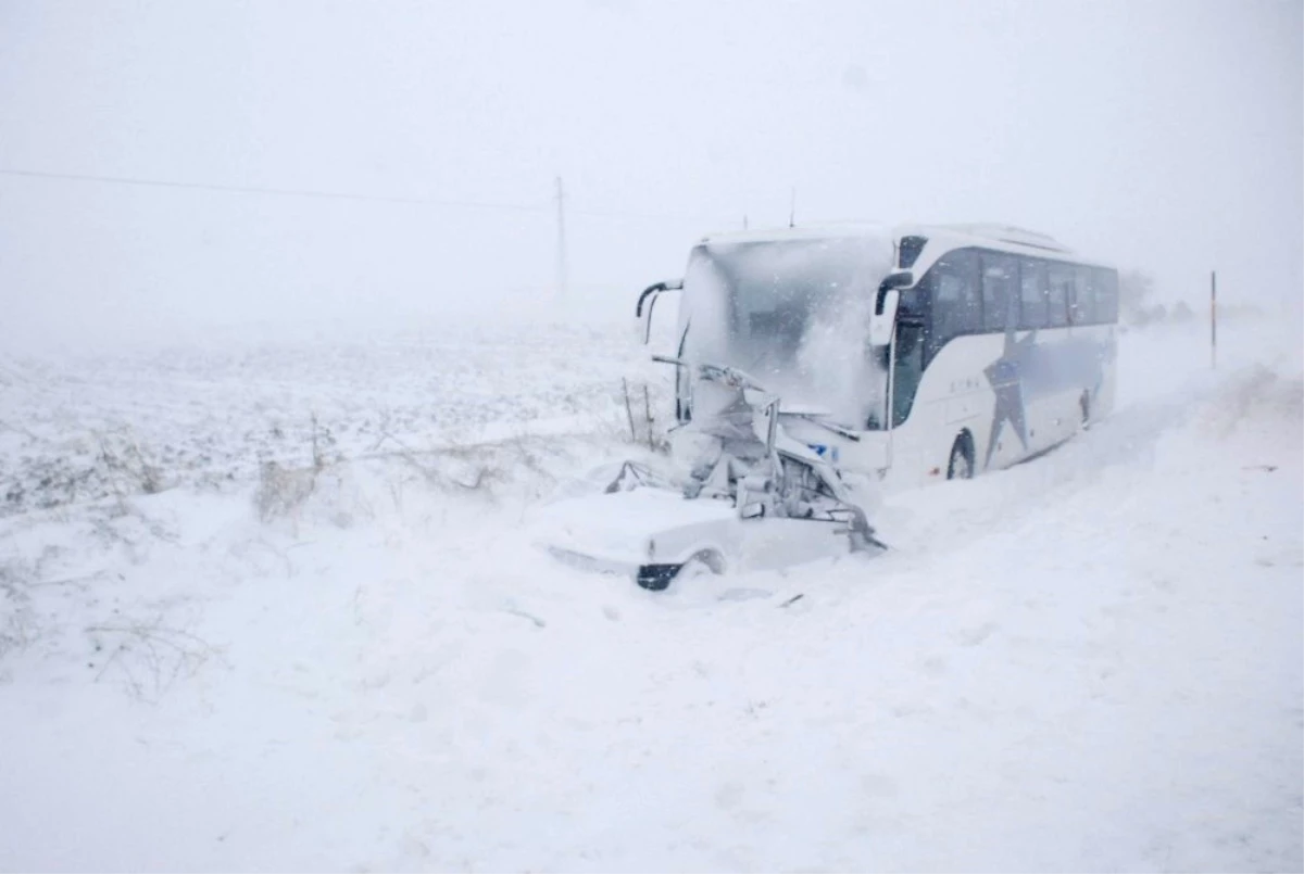 Tokat\'ta Yolcu Otobüsü Otomobile Çarptı: 1 Ölü, 3 Yaralı