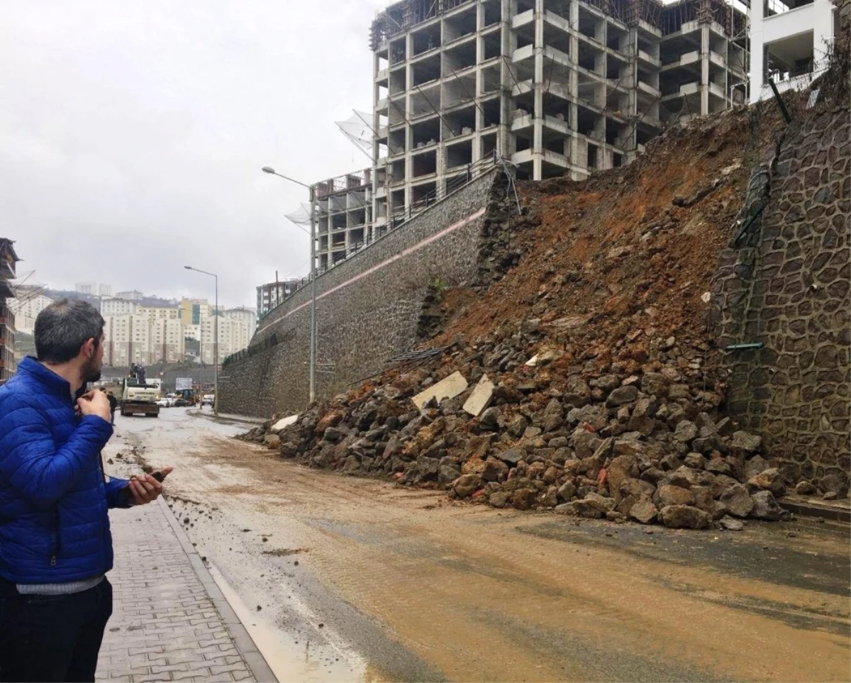 Trabzon\'da Hastane Yolunda İstinat Duvarı Çöktü