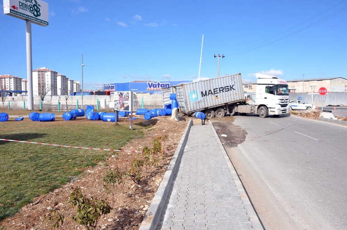 Tren Tonlarca Kimyasal Madde Yüklü Tıra Çarptı