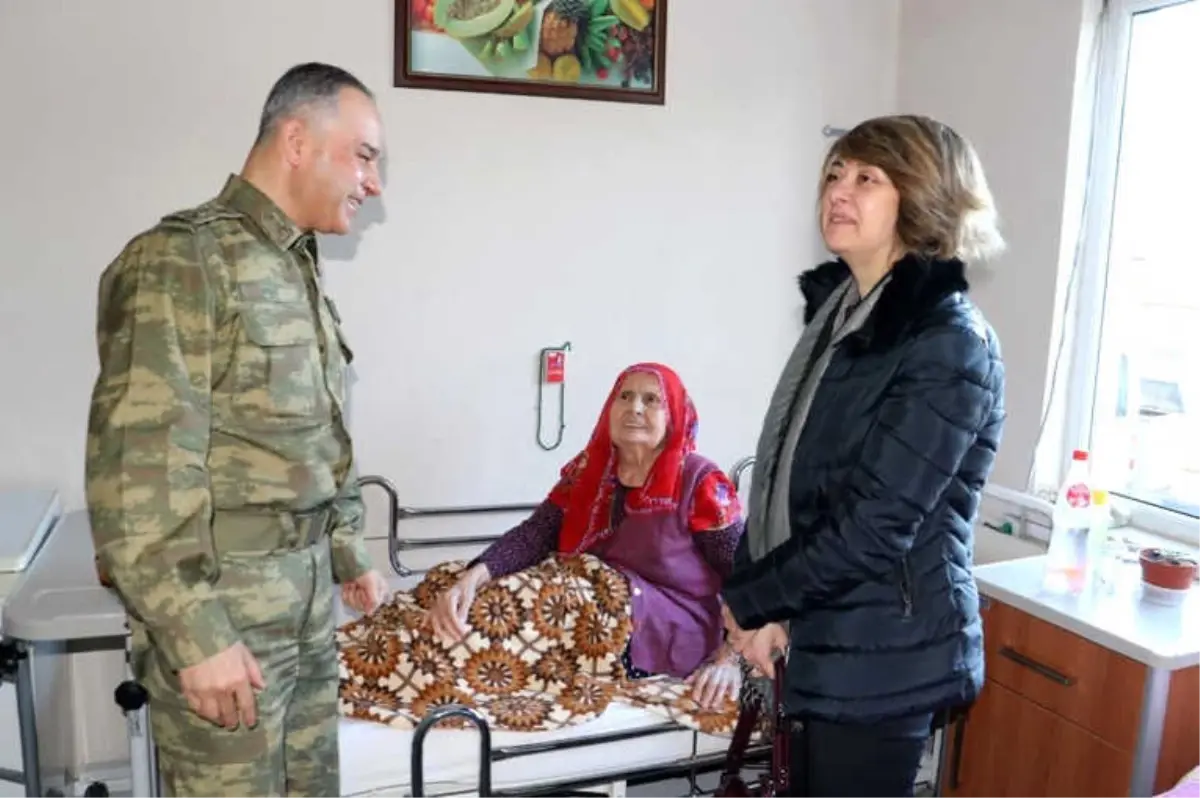 Tugay Komutanı ve Eşinden Huzurevi Sakinlerine Ziyaret