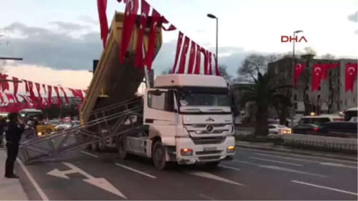 Vatan Caddesi\'nde Damperi Açılan Kamyon Trafik Tabelasını Devirdi