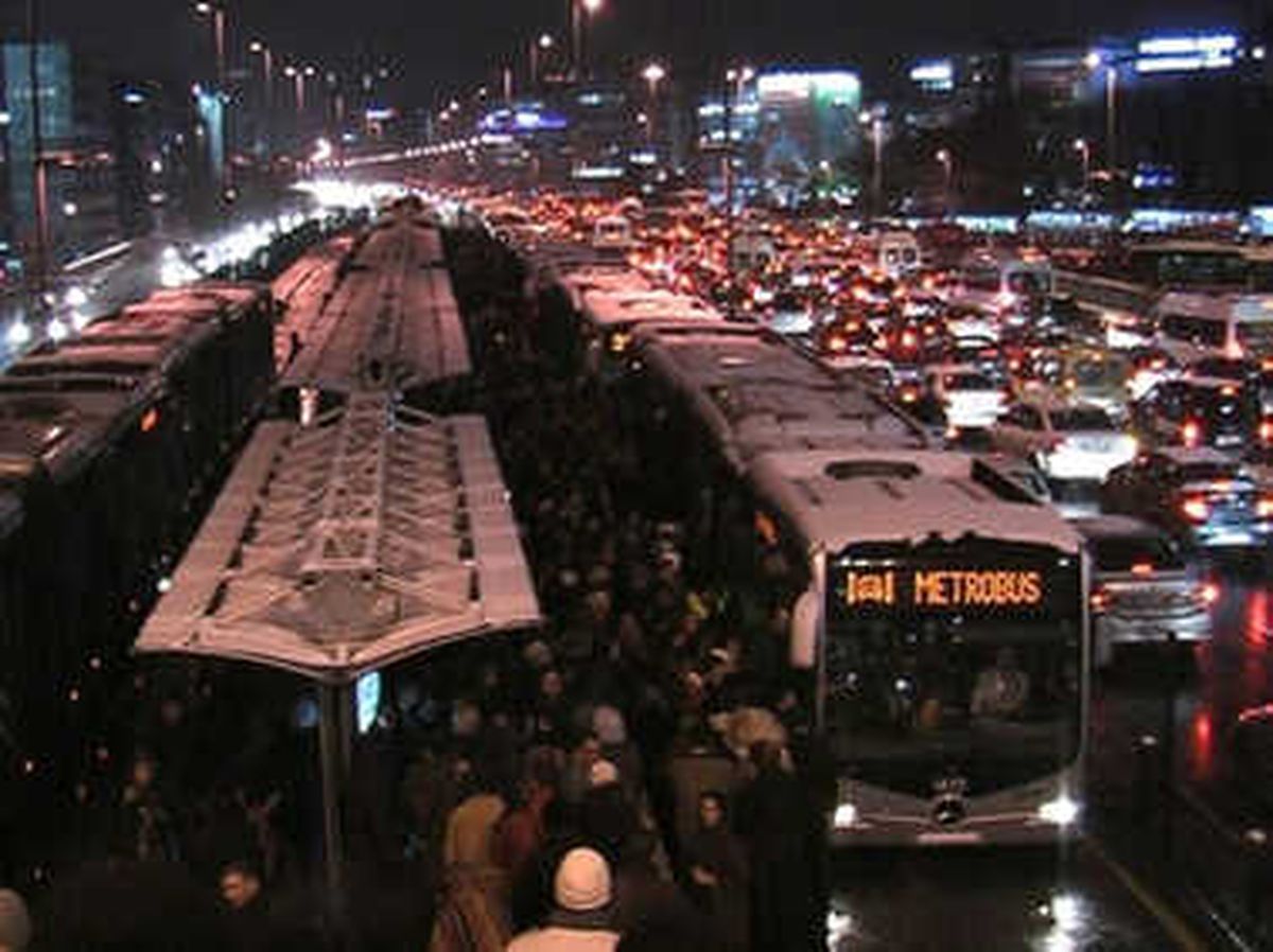 Yolcular Metrobüs Yoğunluğunu Protesto Etti