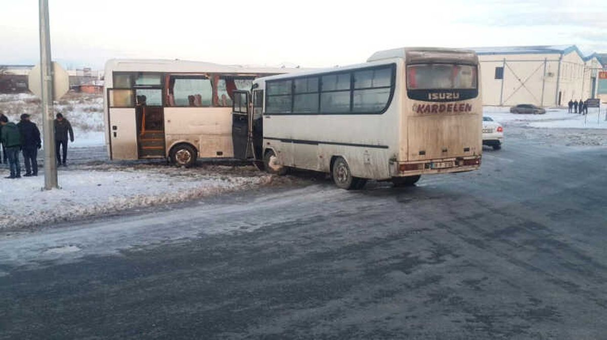 2 İşçi Servisi Çarpıştı: 10 Hafif Yaralı