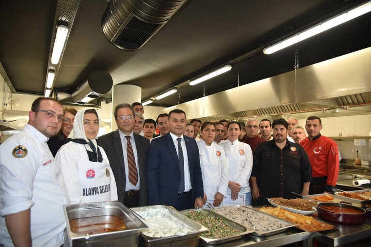 Alanya Belediyesi\'nden, " Bir Elde Sen Uzat\' Projesine Destek