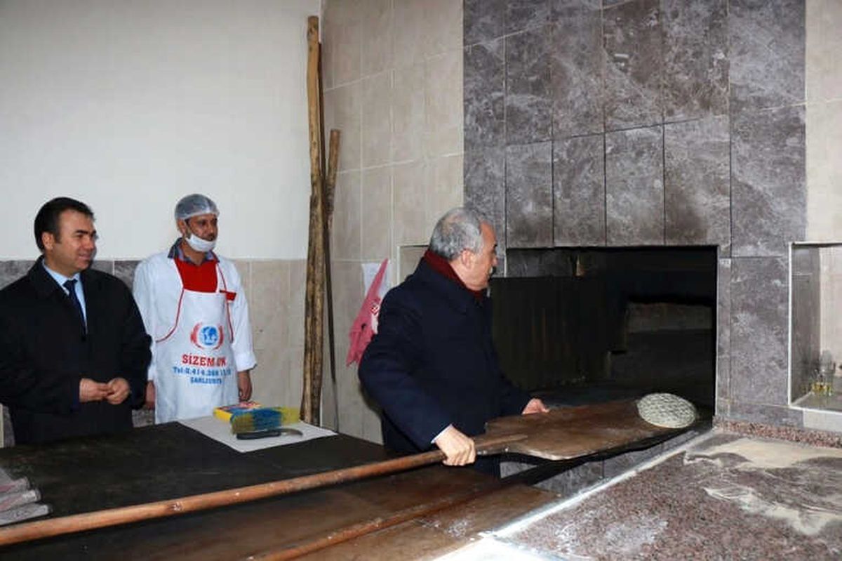 Bakan Fakıbaba, Eline Küreği Alıp Ekmek Pişirdi