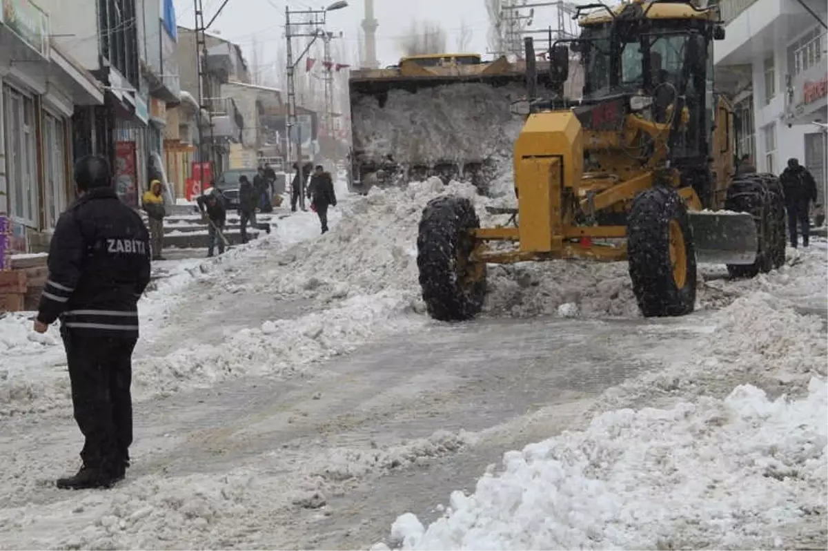 Başkale Belediyesinden Kar Temizleme Çalışması