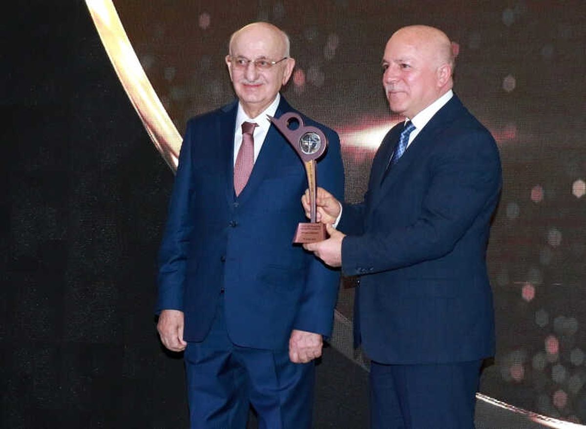Başkan Sekmen "Yılın En Başarılı Büyükşehir Belediye Başkanı" Seçildi