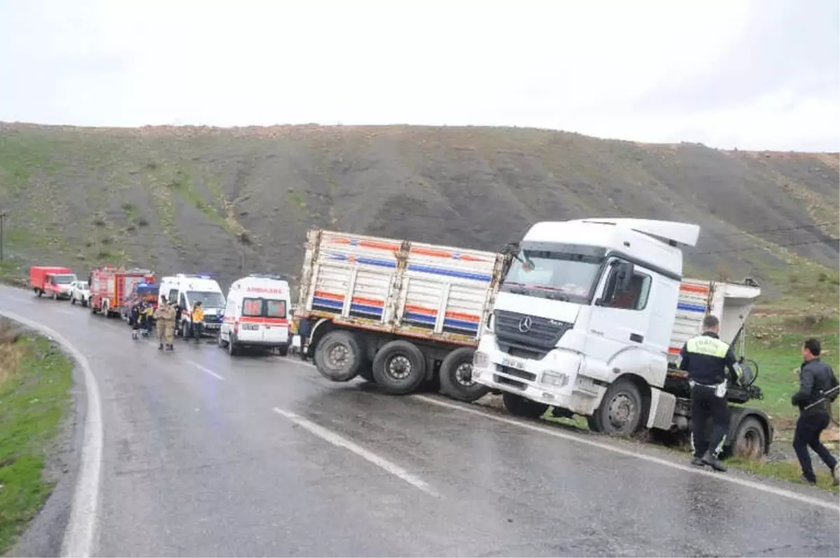 Cizre\'de Trafik Kazası: 2 Ölü, 4 Yaralı