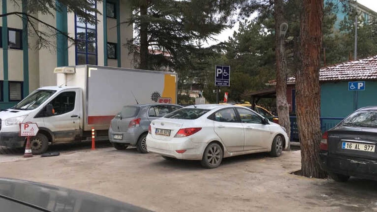 Devlet Hastanesi Bahçesindeki Engeli Yerine Park Eden Araç Tepki Topladı