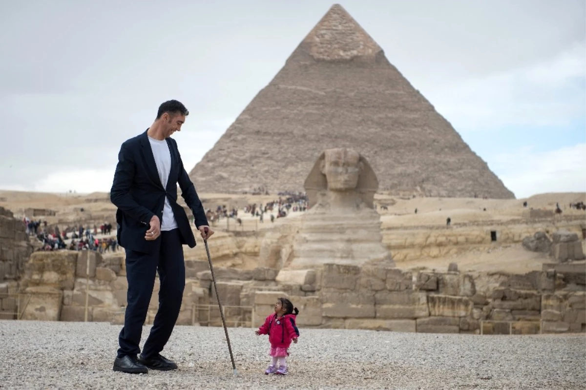 Dünyanın En Uzun Adamı ve En Kısa Kadını Piramitlerde Poz Verdi