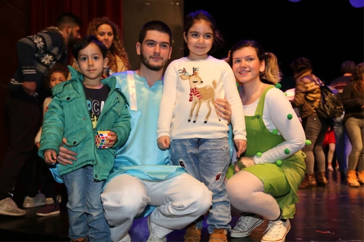 Efeler\'de Tiyatro Şenliği 3 Bin Çocuğun Katılımıyla Gerçekleşti
