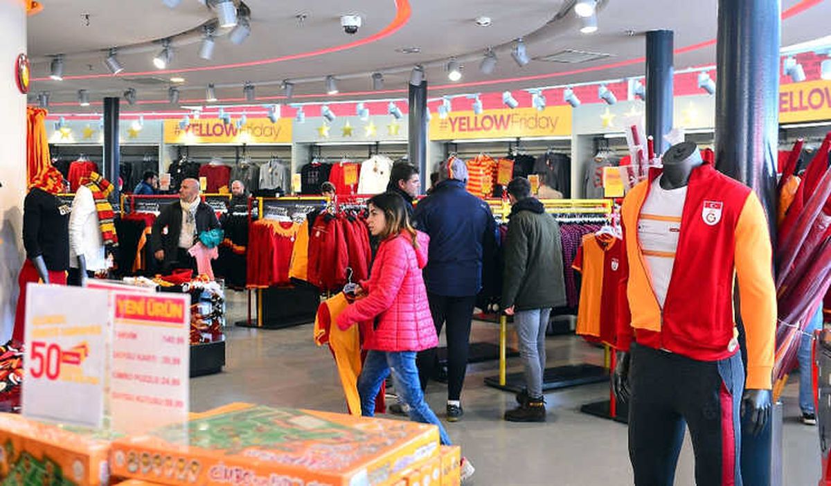 Galatasaray Taraftarlarından \'Yellow Friday\' Çılgınlığı