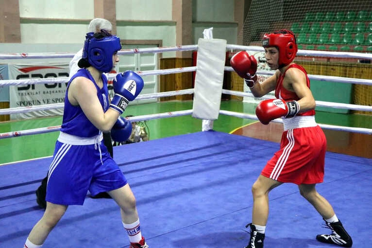 Kadınlar Türkiye Boks Şampiyonası\'nda Yarı Final Maçları Yapıldı