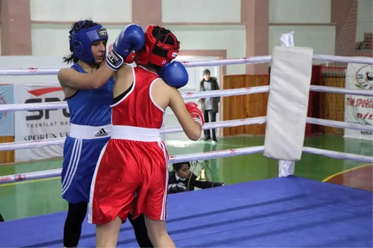 Kadınlar Türkiye Boks Şampiyonasında Yarı Final Maçları Başladı