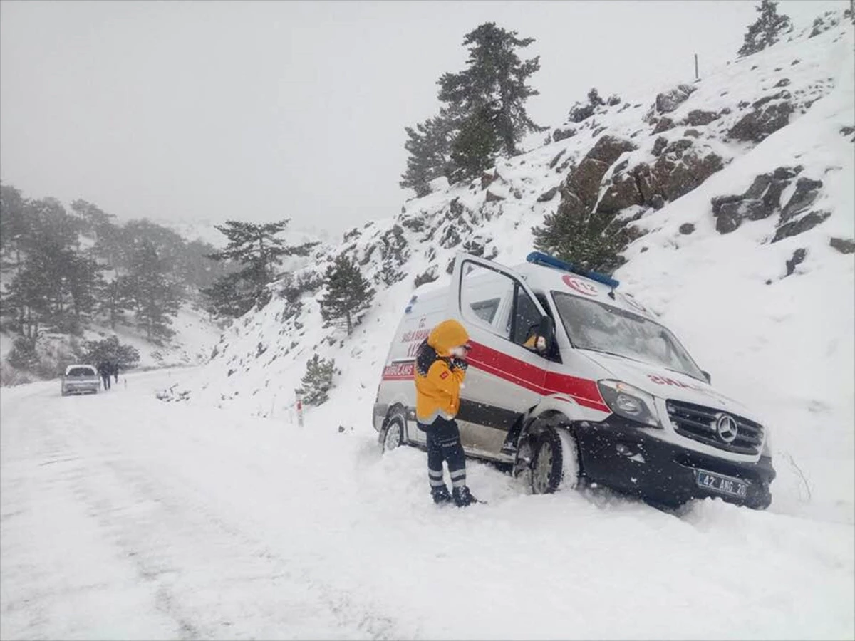 Kara Saplanan Ambulans Kurtarıldı